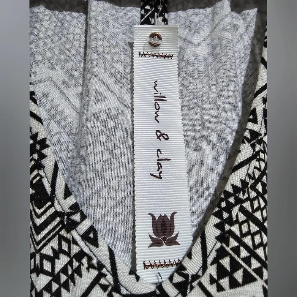 ✨️4/$20. NWT WILLOW & CLAY Sleeveless Aztec Print Open Back Blouse, M - Picture 9 of 12